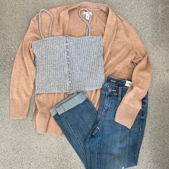 Forever 21 Tops - *SOLD* Forever 21 Gray Button Down Crop Cami
